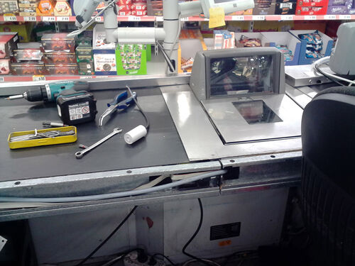 Ein Kassenband wird gereinigt und gewartet